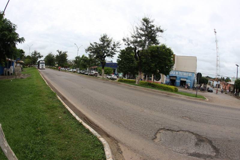 Onze municípios do sul e sudeste paraense recebem recursos do Estado para recuperar ruas e vicinais atingidas pelas enchentes e fortes chuvas que caem na região. Em agenda oficial nesta sexta-feira (6), o governador Simão Jatene assinou, pela manhã, no Parque de Exposições Valeu Boi Leilões, em Rio Maria (foto), os convênios que garantem o repasse de cerca de R$ 4 milhões. As obras de caráter emergencial serão executadas pelas prefeituras em parceria com a Secretaria de Estado de Transportes (Setran). O objetivo é recuperar a trafegabilidade nessas localidades e assegurar o direito de ir e vir da população. Na manhã desta sexta, foram assinados nove convênios, com os municípios de Redenção, Pau D’Arco, São Félix do Xingu, Santa Maria das Barreiras, Tucumã, Água Azul do Norte, Xinguara, Bannach e Rio Maria. Além da Setran, participam da ação o Centro Regional de Governo do Sudeste do Pará e a Defesa Civil. “O valor do investimento em cada município vai depender da necessidade verificada pelas equipes do Estado e das prefeituras. O recurso não será usado para reconstruir vias, mas para restabelecer a trafegabilidade”, disse o secretário de Transportes, Kléber Menezes.
FOTO: ANTÔNIO SILVA / AG. PARÁ
DATA: 06.04.2018
RIO MARIA - PARÁ <div class='credito_fotos'>Foto: Antônio Silva/Ag. Pará | <a href='/midias/2018/originais/8e2ae6ce-26f0-479f-9d5f-81b6f2c0ae4a.jpg' download><i class='fa-solid fa-download'></i> Download</a></div>