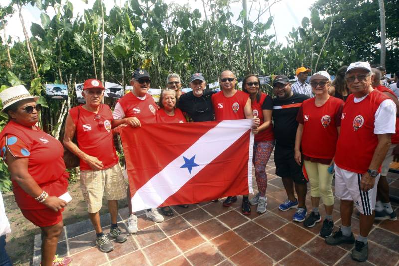 Uma reabertura feita a milhares de mãos. A fita inaugural colocada no inicio da trilha principal do Parque do Utinga foi rompida por mais de cinco mil pessoas ansiosas pelo inicio da caminhada, marcando o segundo dia da programação de reabertura do mais novo espaço paraense de lazer e interatividade com a natureza. Misturado aos populares, o governador Simão Jatene andou os quatro quilômetros que separam a entrada do parque ao seu ponto final, o Recanto da Volta.
FOTO: THIAGO GOMES / AG. PARÁ
DATA: 17.03.2018
BELÉM - PARÁ <div class='credito_fotos'>Foto: Thiago Gomes /Ag. Pará | <a href='/midias/2018/originais/8e2d86f1-32f0-4756-8142-59075ff02377.jpg' download><i class='fa-solid fa-download'></i> Download</a></div>