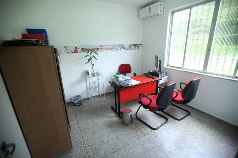 Inaugurado no último mês de março, a nova Policlínica do Corpo de Bombeiros agora funciona em um prédio no Quartel do Comando Geral da corporação, trazendo mais comodidade e estrutura aos militares e seus beneficiados.
FOTO: THIAGO GOMES / AG. PARÁ
DATA: 13.04.2018
BELÉM - PARÁ <div class='credito_fotos'>Foto: Thiago Gomes /Ag. Pará | <a href='/midias/2018/originais/8e3807cc-cd29-45f6-aada-8bb596e29274.jpg' download><i class='fa-solid fa-download'></i> Download</a></div>