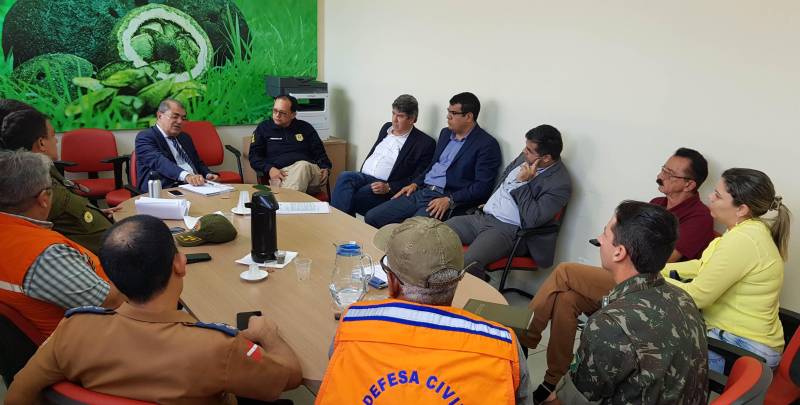 Para discutir formas de manter serviços básicos nas áreas de saúde, educação e segurança enquanto for mantida a paralisação dos caminhoneiros, foi realizada nesta terça-feira (29) uma reunião extraordinária com o gabinete de crise, montado pela Secretaria de Estado de Segurança Pública e Defesa Social (Segup), no Centro Regional de Governo do Sudeste do Pará, em Marabá.
FOTO: ASCOM CRGSP
DATA: 29.05.2018
MARABÁ - PARÁ <div class='credito_fotos'>Foto: ASCOM CRGSP | <a href='/midias/2018/originais/8e418fe4-9974-49ae-8b38-a1a521ad451d.jpg' download><i class='fa-solid fa-download'></i> Download</a></div>