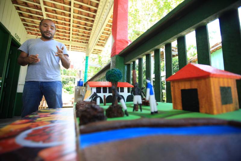 A comunidade Sítio Bosque fica no município de Moju, a 127 quilômetros da capital paraense. Após a descida da ponte que dá acesso à cidade e mais 45 minutos por uma estrada de ramal, às margens do Rio Moju, chega-se à comunidade. Lá moram 87 famílias, o equivalente a mais de 200 pessoas. Na fotro, Alzinei Natividade, atual presidente da Associação.
FOTO: MÁCIO FERREIRA / AG. PARÁ
DATA: 05.03.2018
MOJU - PARÁ <div class='credito_fotos'>Foto: MÁCIO FERREIRA/ AG. PARÁ | <a href='/midias/2018/originais/8e42b44b-8b56-49cc-89d3-ac4c2a81b5e7.jpg' download><i class='fa-solid fa-download'></i> Download</a></div>