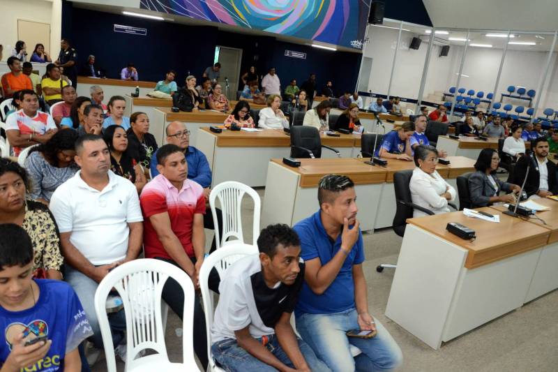O Pará possui 7.983 alunos atendidos pela Educação Especial matriculados regularmente na rede estadual de ensino. Destes, 1.187 alunos possuem Transtorno de Espectro Autista (TEA). Nesta quinta-feira (5), o Governo do Estado, por meio da Secretaria de Estado de Educação (Seduc), apresentou os avanços nas políticas públicas voltadas ao atendimento de alunos com autismo durante sessão especial na Câmara Municipal de Belém (foto). Mediante as ações articuladas e integradas, a Coordenadoria de Educação Especial (COEES) participa ativamente para a organização da Educação Especial em escolas da rede estadual de ensino pertencentes a Unidades Regionais de Educação (UREs) e Unidades Seduc na Escola (USEs), contribuindo para o cumprimento da meta quatro do Plano Estadual de Educação e seguindo as diretrizes que regem a política de Educação Especial na Perspectiva da Educação Inclusiva.
FOTO: ELISEU DIAS / ASCOM SEDUC
DATA: 05.04.2018
BELÉM - PARÁ <div class='credito_fotos'>Foto: Eliseu Dias / Ascom Seduc | <a href='/midias/2018/originais/8e4434e3-f068-4e4f-bd41-7d6543abde07.jpg' download><i class='fa-solid fa-download'></i> Download</a></div>