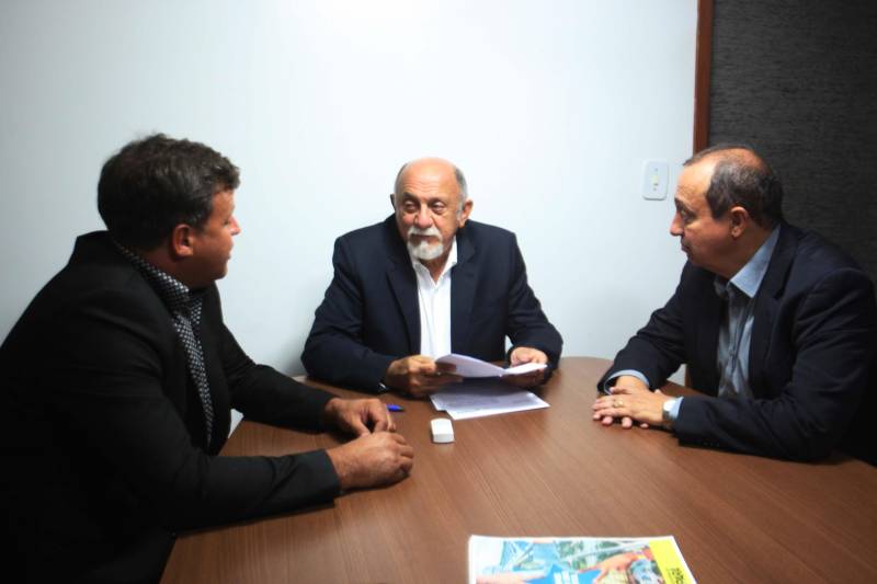 O governo do Estado, por meio da Secretaria de Saúde (Sespa), firmou dois convênios com a prefeitura do município de Senador José Porfírio, na região do Xingu, para a melhoria do atendimento oferecido pelo hospital municipal. A assinatura dos documentos ocorreu na tarde desta segunda-feira (19), no gabinete do governador, em Belém. Os investimentos somam mais de R$ 470 mil. O primeiro convênio é para a reforma emergencial da estrutura do hospital, único prestador de serviço no município, que está com a ala de intenção interditada há quase um mês por apresentar problemas em sua estrutura. A obra está orçada em aproximadamente R$ 470 mil. O repasse do recurso deve ser publicado ainda esta semana no Diário Oficial do Estado e será feito em duas parcelas. Na foto, o prefeito Dirceu Biancardi (e), o Governador Simão Jatene (c) e o secretário de Saúde, Vitor Mateus.
FOTO: IGOR BRANDÃO / AG PARÁ
DATA: 19.02.2018
BELÉM - PARÁ <div class='credito_fotos'>Foto: IGOR BRANDÃO / AG. PARÁ | <a href='/midias/2018/originais/8e477fdf-04f3-4b91-9b97-d6c7100424b2.jpg' download><i class='fa-solid fa-download'></i> Download</a></div>