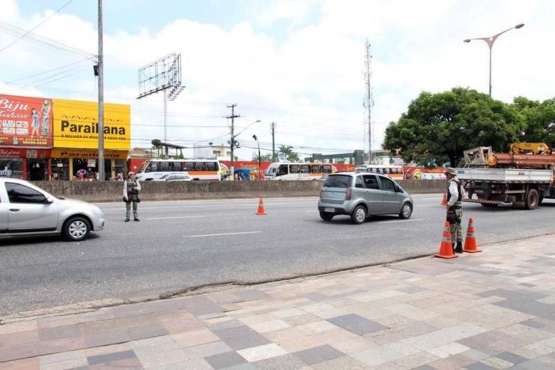 A partir desta quinta-feira (01), cerca de 15 agentes de fiscalização do Departamento de Trânsito do Estado estarão responsáveis pelo controle do fluxo de toda a extensão do quilômetro 0 ao 18 da BR 316. A concessão da via feita pelo Governo Federal ao Estado abrange três municípios: Belém, Ananindeua e Marituba.
FOTO: ASCOM DETRAN
DATA: 01.11.2018
ANANINDEUA - PARÁ <div class='credito_fotos'>Foto: ASCOM DETRAN | <a href='/midias/2018/originais/8e4eecdd-0573-4445-bf65-90fe7b1718de.jpg' download><i class='fa-solid fa-download'></i> Download</a></div>
