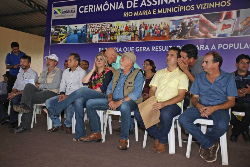 Onze municípios do sul e sudeste paraense recebem recursos do Estado para recuperar ruas e vicinais atingidas pelas enchentes e fortes chuvas que caem na região. Em agenda oficial nesta sexta-feira (6), o governador Simão Jatene (foto) assinou, pela manhã, no Parque de Exposições Valeu Boi Leilões, em Rio Maria, os convênios que garantem o repasse de cerca de R$ 4 milhões. As obras de caráter emergencial serão executadas pelas prefeituras em parceria com a Secretaria de Estado de Transportes (Setran). O objetivo é recuperar a trafegabilidade nessas localidades e assegurar o direito de ir e vir da população. Na manhã desta sexta, foram assinados nove convênios, com os municípios de Redenção, Pau D’Arco, São Félix do Xingu, Santa Maria das Barreiras, Tucumã, Água Azul do Norte, Xinguara, Bannach e Rio Maria. Além da Setran, participam da ação o Centro Regional de Governo do Sudeste do Pará e a Defesa Civil. “O valor do investimento em cada município vai depender da necessidade verificada pelas equipes do Estado e das prefeituras. O recurso não será usado para reconstruir vias, mas para restabelecer a trafegabilidade”, disse o secretário de Transportes, Kléber Menezes.
FOTO: ANTÔNIO SILVA / AG. PARÁ
DATA: 06.04.2018
RIO MARIA - PARÁ <div class='credito_fotos'>Foto: Antônio Silva/Ag. Pará | <a href='/midias/2018/originais/8e5383bf-4d01-4bed-ad5c-9e878f8ea349.jpg' download><i class='fa-solid fa-download'></i> Download</a></div>