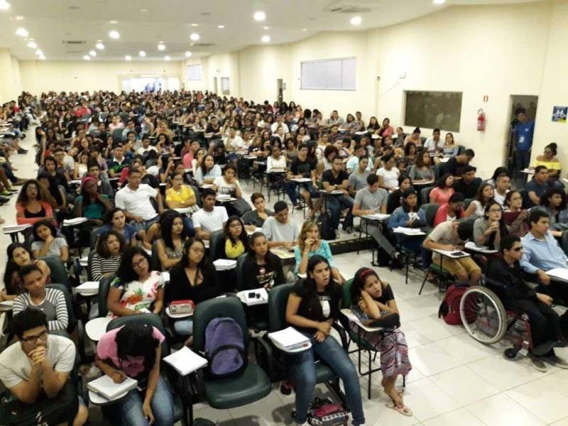 Neste domingo (25), o Pro Paz Enem iniciou o calendário de "aulões" preparatórios gratuitos (foto) para os estudantes que prestarão o Exame Nacional do Ensino Médio (Enem). A caravana é uma realização do Governo do Estado do Pará, por meio da Fundação Pro Paz, Secretaria Extraordinária de Municípios Sustentáveis (Semsu) e a Secretaria de Educação do Pará (Seduc). “Estamos abrindo de maneira inédita, em março, praticamente junto com o calendário de aulas da Seduc, os ‘aulões’ do Pro Paz Enem e já vemos um resultado positivo, pois temos mais de 1.500 alunos entre inscritos e que se inscreveram na hora. Fomos pegos de surpresa, pois não esperávamos tanta gente; o auditório lotou e tivemos que providenciar mais cinco salas. O mais importante é saber que ninguém voltou pra casa sem aula. A procura mostra que o PPE está consolidado na sociedade paraense”, afirmou Mônica Altman, presidente da Fundação Pro Paz.
FOTO: EMANUELE CORRÊA / ASCOM PRO PAZ
DATA: 25.03.2018
BELÉM - PARÁ <div class='credito_fotos'>Foto: EMANUELE CORRÊA / ASCOM PRO PAZ | <a href='/midias/2018/originais/8e5b76ad-7916-4f7d-a4bb-9c9e601cb945.jpg' download><i class='fa-solid fa-download'></i> Download</a></div>