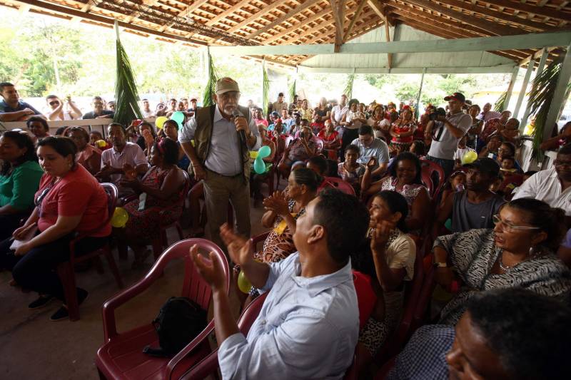 “Ter a posse da terra é a certeza de que nunca iremos perder o nosso direito, que nossos filhos e nossos netos poderão dar continuidade a nossa história em segurança. Foram anos de luta até chegar esse dia, agraciados com a assinatura do nosso título de terra. Só temos a agradecer a todos que fizeram parte disso e a cada um que lutou junto para que hoje isso se tornasse realidade”. A fala emocionada foi de seu Mário Araújo Silva, presidente da Associação Remanescente de Quilombo Espírito Santo, localizada no município do Acará, no nordeste do Estado. Ele assinou, neste sábado (24), junto com o governador Simão Jatene (foto), o título que dá a posse da terra a comunidade. A fala do presidente traduz o sentimento das dezenas de famílias que moram no local, que agora tem a posse legítima do local onde seus antepassados viveram. “Sou filho de mãe negra. Nasci aqui como minha vó, bisavó, que fazem parte da história dessa comunidade que já existe a mais de 300 anos.
FOTO: SIDNEY OLIVEIRA / AG. PARÁ
DATA: 24.03.2018
ACARÁ - PARÁ <div class='credito_fotos'>Foto: Sidney Oliveira/Ag. Pará | <a href='/midias/2018/originais/8e63aea1-b99c-40c3-b7ec-80d0ef9dcf78.jpg' download><i class='fa-solid fa-download'></i> Download</a></div>