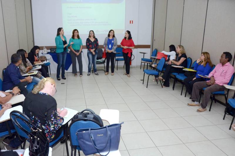 Coordenadores pedagógicos das Unidades Regionais de Educação (UREs) e da das escolas estaduais que servirão como polo para o Sistema Educacional Interativo (SEI) participam, até sexta-feira, 9, em Belém, de um encontro formativo sobre o sistema. Ao todo, 23 coordenadores, de 16 municípios onde o SEI está sendo implantado, estão reunidos na capital paraense para conhecer mais sobre o projeto. Eles serão os responsáveis por multiplicar essas informações junto aos demais atores envolvidos no processo, sobretudo os professores mediadores, que atuarão diretamente com os alunos em sala de aula.

FOTO: ELISEU DIAS
DATA: 06.02.2018
BELÉM - PARÁ <div class='credito_fotos'>Foto: Eliseu Dias / Ascom Seduc   |   <a href='/midias/2018/originais/8e653d54-024a-4d03-af5e-afa6323e5417.jpg' download><i class='fa-solid fa-download'></i> Download</a></div>