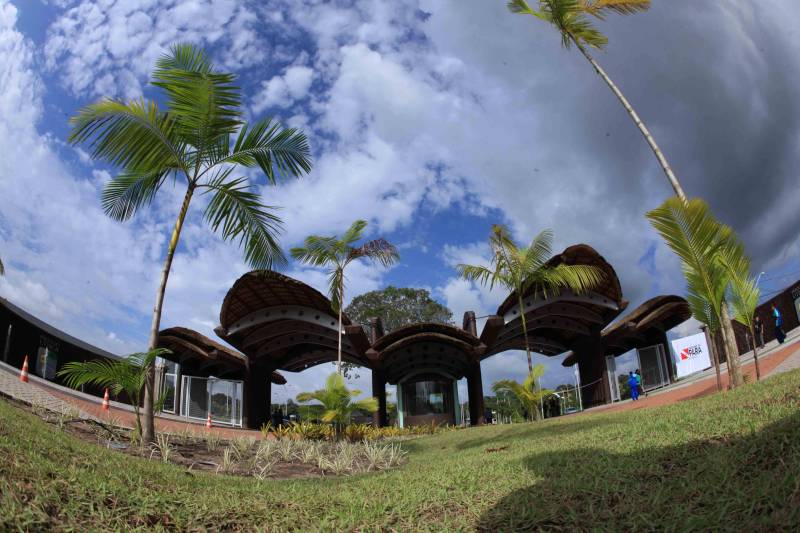 O Parque Estadual do Utinga (PEUt) o mais importante espaço de preservação e estudo da biodiversidade dentro da Região Metropolitana de Belém será reaberto à população a partir desta sexta,16, a partir das 16h30, com apresentações artísticas, com o Boi Veludinho, crianças do Pro Paz e a premiada Orquestra Sinfônica do Theatro da Paz. A apresentação será em um espaço ao ar livre e não será necessária a retirada de ingressos, por esse motivo, a recomendação é que o público chegue cedo, porque a entrada será fechada quando o espaço estiver lotado.
FOTO: MÁCIO FERREIRA / AG PARÁ
DATA: 16.03.2018
BELÉM - PARÁ <div class='credito_fotos'>Foto: MÁCIO FERREIRA/ AG. PARÁ | <a href='/midias/2018/originais/8e67fc08-64cc-47ff-b11c-2cdef3dcd476.jpg' download><i class='fa-solid fa-download'></i> Download</a></div>