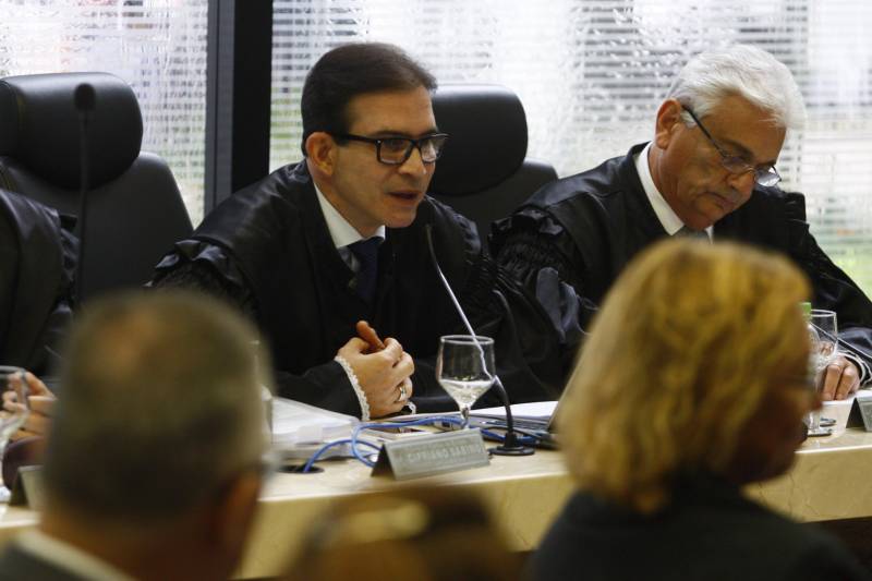 Reunido em sessão extraordinária nesta quarta-feira (24) o Tribunal de Contas do Estado (TCE) aprovou, por unanimidade, parecer prévio sobre o Balanço Geral do Estado (BGE) 2017, do Governo do Pará. O Balanço demonstra os resultados alcançados no exercício de 2017 e retrata a execução orçamentária, financeira e patrimonial do Estado, englobando 87 órgãos e entidades da Administração Direta, Autarquias, Fundações, Fundos e Empresas Estatais que compõem os Orçamentos Fiscal, Seguridade Social e de Investimentos.
FOTO: SIDNEY OLIVEIRA / AG. PARÁ
DATA: 24.05.2018
BELÉM - PARÁ <div class='credito_fotos'>Foto: Sidney Oliveira/Ag. Pará | <a href='/midias/2018/originais/8e73bc81-4345-47fe-a5bb-4e00562148b6.jpg' download><i class='fa-solid fa-download'></i> Download</a></div>