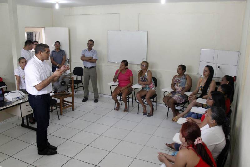 “A ressocialização é o principal caminho para retirar as pessoas privadas de liberdade de uma vida violenta, e trazê-las de volta ao convívio da sociedade com um novo propósito. Esse é um processo diário que precisa ser feito dentro das penitenciárias de todo o Brasil”, enfatizou Dom Antônio Assis Ribeiro (foto), bispo auxiliar da Arquidiocese de Belém, que nesta quinta-feira (29) foi ao Centro de Recuperação Feminino (CRF), em Ananindeua (Região Metropolitana de Belém), conhecer as instalações e se reunir com a diretora da unidade, Carmem Botelho, para definir as ações de saúde que serão oferecidas às detentas nos próximos meses. Dom Antônio também conversou com as internas sobre o trabalho desenvolvido pela Pastoral Carcerária. A visita do religioso faz parte da Campanha da Fraternidade deste ano, que traz como tema “Fraternidade e superação da violência”, tendo como objetivo geral a construção da fraternidade, por meio da promoção da cultura da paz, da reconciliação e da justiça, à luz da palavra de Deus, como caminho de superação da violência.
FOTO: AKIRA ONUMA / ASCOM SUSIPE
DATA: 29.03.2018
ANANINDEUA - PARÁ <div class='credito_fotos'>Foto: Akira Onuma / Ascom Susipe | <a href='/midias/2018/originais/8e75c285-4b51-4a36-90c2-fa54421acf90.jpg' download><i class='fa-solid fa-download'></i> Download</a></div>