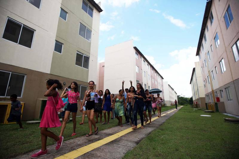 O governo do Pará, por meio da Companhia de Habitação do Pará (Cohab) entregou, neste sábado (24), as chaves dos 4 mil apartamentos do Residencial Viver Melhor Marituba. O local passa a ser, agora, a moradia de mais de 15 mil pessoas que aguardavam pelo empreendimento. Desde o início da manhã, servidores da Cohab estavam a postos, na quadra de esportes do Residencial, organizando a entrega das chaves dos apartamentos. A Companhia de Saneamento do Pará (Cosanpa) também atendia os novos moradores, que já podiam realizar o cadastro de suas unidades de consumo para ligação do fornecimento de água.
FOTO: THIAGO GOMES / AG PARÁ
DATA: 24.02.2018
MARITUBA - PARÁ <div class='credito_fotos'>Foto: Thiago Gomes /Ag. Pará | <a href='/midias/2018/originais/8e81be57-7883-4bf2-903f-074ed2735d9f.jpg' download><i class='fa-solid fa-download'></i> Download</a></div>