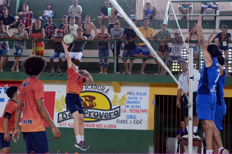 A Regional Mocajuba dos Jogos Estudantis Paraenses (JEPs), que ocorreu de 16 a 20 deste mês reunindo municípios do Baixo Tocantins, foi encerrada com festa no final de semana, pelos atletas que garantiram vagas na Etapa Estadual da competição, marcada para o período de 19 a 22 de junho, na Arena Guilherme Paraense, em Belém, com as finais transmitidas ao vivo pela TV Cultura do Pará. Na foto, modalidade Voleibol Masculino/Categoria B - Município de Abaetetuba/Escola Estadual S. Francisco Xavier
FOTO: ELISEU DIAS / ASCOM SEDUC
DATA: 20.05.2018
MOCAJUBA - PARÁ <div class='credito_fotos'>Foto: Eliseu Dias / Ascom Seduc | <a href='/midias/2018/originais/8e84722a-098d-40f5-bc57-26509df4290a.jpg' download><i class='fa-solid fa-download'></i> Download</a></div>