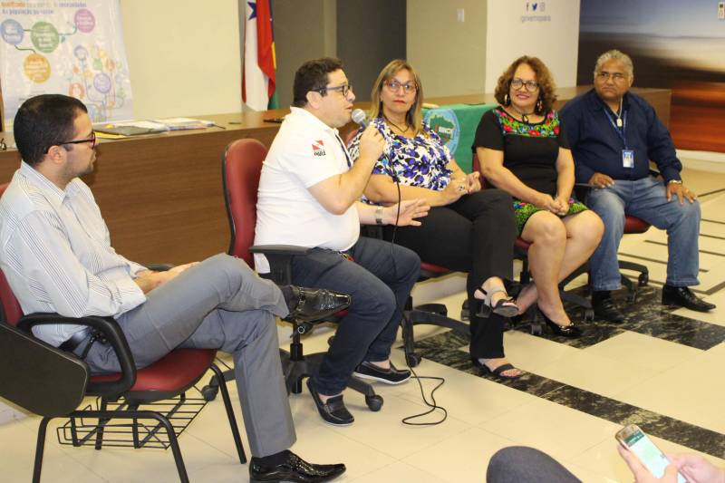 Alunos do curso de “Técnicas de gestão de resíduos sólidos” e de “Boas práticas higiênico sanitárias dos alimentos” foram certificados pelo Programa Pará Profissional. Ao todo, 32 concluintes estiveram presentes na cerimônia, que ocorreu no auditório da Casa Civil, na quinta-feira (28). O Programa Pará Profissional é um dos instrumentos utilizados no combate à desigualdade inter-regional no Estado, por meio da qualificação profissional da mão de obra local. Coordenado pela Secretaria de Estado de Ciência, Tecnologia e Educação Profissional e Tecnológica (Sectet), o programa é amparado pela Lei 8.427, de 16 de novembro de 2016. As ofertas de cursos são feitas de acordo com as demandas vindas dos setores produtivos de cada região do estado, mediante oficinas, reuniões e solicitações diretas das prefeituras.
FOTO: ERIKA TORRES / ASCOM NAC
DATA: 01.03.2018
BELÉM - PARÁ <div class='credito_fotos'>Foto: ERIKA TORRES / ASCOM NAC | <a href='/midias/2018/originais/8e8a70b2-276f-46d8-a671-227026ebf800.jpg' download><i class='fa-solid fa-download'></i> Download</a></div>