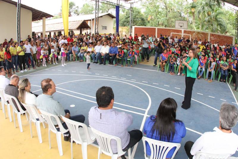 Um painel, no pátio da Escola Estadual de Ensino Médio Ruth Guimarães Ferreira, no distrito de Murinim, em Benevides, mostra 16 alunos da unidade aprovados nos últimos vestibulares. Desses, 12 irão estudar na Universidade Federal do Pará (UFPA). São os primeiros resultados de um processo que começou há nove meses, quando a escola entrou em reforma e ampliação. A nova “Ruth Guimarães Ferreira” foi entregue oficialmente nesta segunda-feira, 26, pelo governador Simão Jatene. Reformada e ampliada, a escola tem agora seis salas de aula; quatro laboratórios (multiuso, multidisciplinar, informática e de leitura); cozinha; refeitório e dispensa; quadra poliesportiva, vestiários feminino e masculino; área de convivência; sala para Atendimento Educacional Especializado (AEE) e acessos para pessoas com deficiência. Espaços de sobra para seus 892 alunos, distribuídos em três turnos do Ensino Médio. A obra custou R$ 2,446 milhões. Na foto, a secretária de Educação, Ana Cláudia Serruya Hage.
FOTO: CRISTINO MARTINS / AG. PARÁ
DATA: 26.03.2018
BENEVIDES - PARÁ <div class='credito_fotos'>Foto: Cristino Martins/Ag. Pará | <a href='/midias/2018/originais/8e914174-4728-475d-8a02-9d1504a81d43.jpg' download><i class='fa-solid fa-download'></i> Download</a></div>