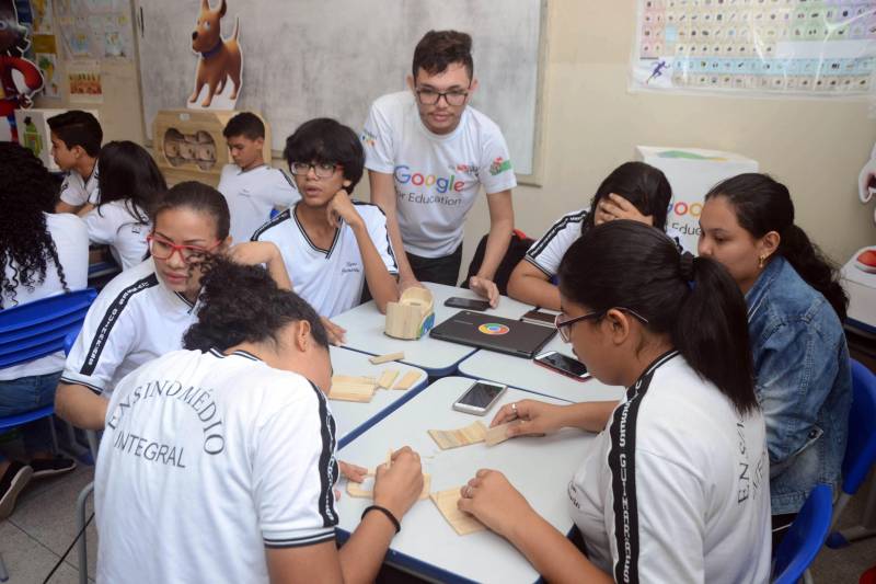 Que tal assistir uma aula sobre a tabela periódica de elementos químicos em que se pode conferir virtualmente a presença deles em objetos e situações do dia a dia? Aliar o uso da tecnologia no processo de aprendizado tornou-se realidade para 42 estudantes do 1º ano do Ensino Médio/Tempo Integral da Escola Estadual Dr. Ulysses Guimarães, no centro de Belém, nesta sexta-feira (23) com a implantação pela Secretaria de Estado de Educação (Seduc) do programa Sedutec. A aula de química inaugurou, na rede estadual de ensino, o Sedutec - programa de aplicação das ferramentas e serviços da plataforma digital Google for Education.
FOTO: ELISEU DIAS / ASCOM SEDUC
DATA: 24.03.2018
BELÉM - PARÁ <div class='credito_fotos'>Foto: Eliseu Dias / Ascom Seduc | <a href='/midias/2018/originais/8ea1536a-a3ed-4559-ac3a-258d4d7f9183.jpg' download><i class='fa-solid fa-download'></i> Download</a></div>