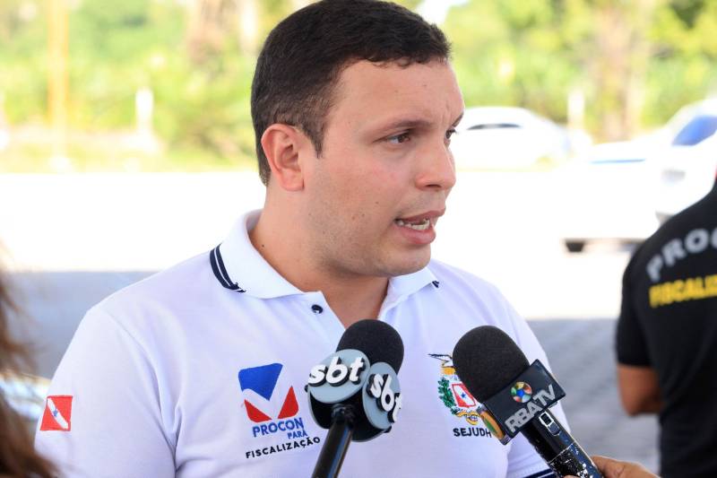 A Diretoria de Proteção e Defesa do Consumidor ( Procon) da Secretaria de Estado de Justiça e Direitos Humanos ( Sejudh) está nas ruas desde a última quinta-feira (24) averiguando a comercialização nos postos de combustíveis na Região Metropolitana de Belém. Na foto, o coordenador de fiscalização do Procon, Rafael Braga.
FOTO: MÁCIO FERREIRA / AG. PARÁ
DATA: 25.05.2018
BELÉM - PARÁ <div class='credito_fotos'>Foto: MÁCIO FERREIRA/ AG. PARÁ | <a href='/midias/2018/originais/8ea98cb9-212f-4208-ba83-dcbceeb1dea5.jpg' download><i class='fa-solid fa-download'></i> Download</a></div>