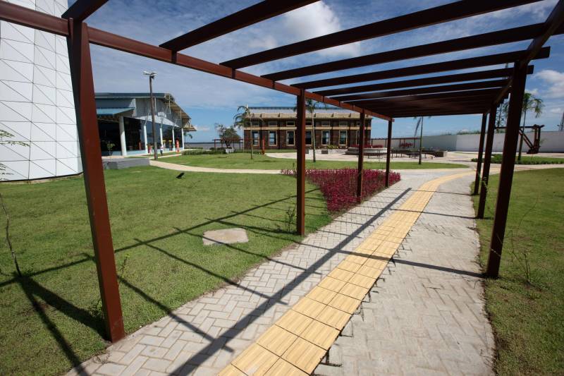 O Pará ganha, a partir desta quarta-feira, 30, o primeiro Centro Integrado de Inclusão e Reabilitação da região Norte. Localizado na rodovia Arthur Bernardes, em Belém, às margens da Baía do Guajará, o Centro Integrado de Inclusão e Reabilitação – CIIR, está instalado em uma área total de mais de 40 mil metros quadrados. O Centro é diferente de outros que já existem no país por integrar vários serviços em um único local. A obra foi iniciada em março de 2014 e está orçada em mais de R$ 32 milhões, recursos do tesouro estadual. O CIIR faz parte das ações previstas pelo Governo do Estado ampliando os serviços já oferecidos pela Secretaria de Estado de Saúde Pública (Sespa). A inauguração do Centro será às 16h30. O CIIR vai agregar, em um único espaço, assistência médica, odontológica, reabilitação, capacitação, oficinas para produção de próteses e serviço de apoio e diagnósticos em crianças, jovens e adultos com deficiência no Estado do Pará. No CIIR vai funcionar um Centro Especializado em Reabilitação (CER IV) para usuários com deficiência auditiva, física, intelectual e visual; uma oficina ortopédica fixa e um Centro de Especialidades Odontológicas (CEO II).
FOTO: THIAGO GOMES / AG. PARÁ
DATA: 25.05.2018
BELÉM - PARÁ <div class='credito_fotos'>Foto: Thiago Gomes /Ag. Pará | <a href='/midias/2018/originais/8ebae349-bcdf-469a-908d-3555ec4f2054.jpg' download><i class='fa-solid fa-download'></i> Download</a></div>