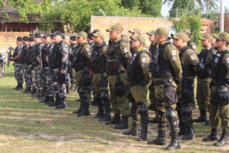 Mais de 150 agentes de segurança realizaram a Operação Arcanjo (foto), no Bairro do Tapanã, em Belém, no final da tarde desta quinta feira (1º). As ações foram concentradas no Tapanã, onde nos últimos dias ocorreram 10 homicídios e cinco confrontos armados. O policiamento na área é feito pelo 24º Batalhão da Polícia Militar. A operação teve o reforço no patrulhamento, inclusive com o Grupamento Aéreo. As ações policiais ostensivas de enfrentamento à criminalidade estão sendo intensificadas. O coronel PM Luiz Carlos Rayol de Oliveira, titular do Comando de Policiamento da Capital (CPC I), informou que a megaoperação já está sendo realizada regularmente na Região Metropolitana de Belém. As ações no Tapanã foram reforçadas devido aos últimos homicídios. “Nosso objetivo é trazer a paz e a tranquilidade aos moradores do bairro. Nós percebemos, através do mapeamento criminal, que as ocorrências se elevaram, e estamos dando resposta à sociedade”, ressaltou.
FOTO: SIDNEY OLIVEIRA / AG. PARÁ
DATA: 01.11.2018
BELÉM - PARÁ <div class='credito_fotos'>Foto: Sidney Oliveira/Ag. Pará | <a href='/midias/2018/originais/8ebef61a-934a-414e-8c7a-9d9cc49f92ff.jpg' download><i class='fa-solid fa-download'></i> Download</a></div>