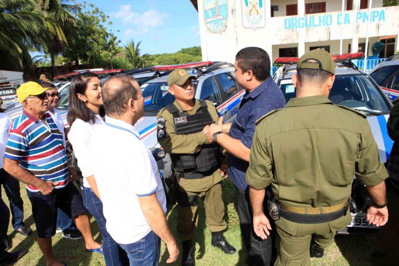 O município de Salinópolis, no nordeste do estado, recebeu nesta quinta-feira, 21, um reforço precioso para o período de férias que se aproxima. O governo do estado entregou 18 novos veículos para reforçar a segurança do município e cidades próximas. Na foto, o prefeito de Salinópolis, Pedro Henrique.
FOTO: RODOLFO OLIVEIRA / AG. PARÁ
DATA: 21.06.2018
SALINÓPOLIS - PARÁ <div class='credito_fotos'>Foto: Rodolfo Oliveira/Ag. Pará | <a href='/midias/2018/originais/8ec0298c-33ea-4622-bfc2-53e047a39eaa.jpg' download><i class='fa-solid fa-download'></i> Download</a></div>