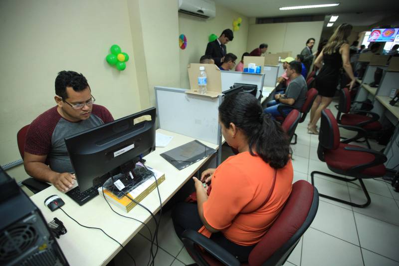 Nesta quarta-feira (2), a Secretaria de Assistência Social, Trabalho, Emprego e Renda (Seaster) realizou, na Casa do Trabalhador, uma ação de cidadania alusiva ao Dia do Trabalhador, celebrado ontem (1°). A programação contou com emissão de RG, encaminhamento para carteira de trabalho, intermediação de mão de obra através do SINE, testes rápidos de Hepatite C, atendimento médico com clínico geral, orientação jurídica e de contabilidade, cadastro e emissão de carteiras para artesãos, palestras e serviços de beleza. Iara Carvalho, de 22 anos, acordou cedo para participar da ação. Ela, que procura um emprego, foi encaminhada para a intermediação de mão de obra do SINE e aproveitou, também, para fazer um atendimento jurídico. “Fiquei sabendo da ação pela minha tia e vim participar. Conheço pessoas que conseguiram emprego pelo SINE e vim me cadastrar na torcida de conseguir um também. Espero já sair daqui com alguma entrevista marcada”, disse.
FOTO: MÁCIO FERREIRA / AG. PARÁ
DATA: 02.05.2018
BELÉM - PARÁ <div class='credito_fotos'>Foto: MÁCIO FERREIRA/ AG. PARÁ | <a href='/midias/2018/originais/8ec138d9-a271-4055-a45f-700a1dea1aab.jpg' download><i class='fa-solid fa-download'></i> Download</a></div>