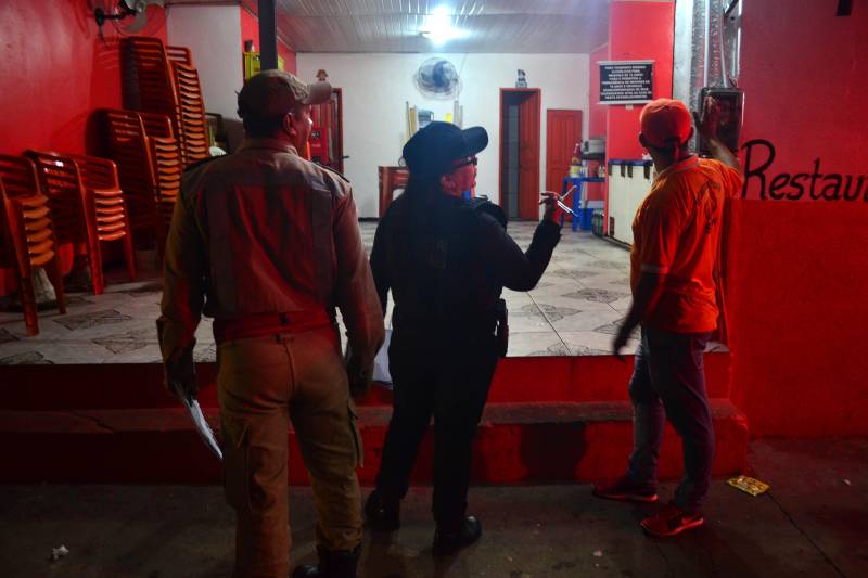 Para garantir a tranquilidade da população e estabelecer a ordem em locais de grande movimentação no distrito de Icoaraci, em Belém, foi deflagrada na noite deste domingo, 6, a Operação Hypnos, realizada pela Polícia Militar em parceria com outros órgãos de segurança pública e do sistema judiciário. Na foto, fiscalização de bares e festas averiguando a presença de menores e de veículos irregulares.
FOTO: ELIELSON MODESTO / ASCOM SEGUP
DATA: 06.05.2018
BELÉM - PARÁ <div class='credito_fotos'>Foto: Elielson Modesto / Ascom Segup | <a href='/midias/2018/originais/8ee88507-dd6c-477b-84c8-898f919580ac.jpg' download><i class='fa-solid fa-download'></i> Download</a></div>