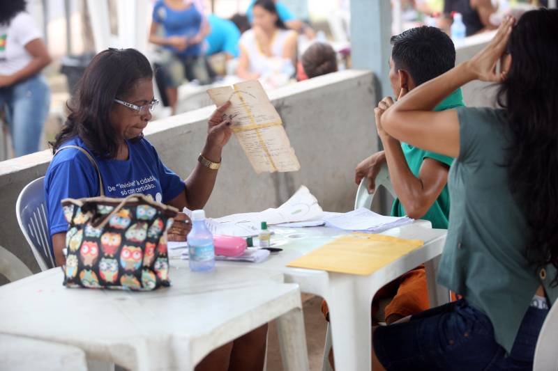 Aos 22 anos, Cláudio Cardoso está desempregado e procura um trabalho para sustentar o filho. Neste domingo (11) ele aproveitou a presença da Caravana Pro Paz no município de Barcarena, distante 15 quilômetros da capital, para retirar seus documentos e até aproveitou para cortar os cabelos. Na segunda-feira (12) pretende sair em busca de um emprego. Ele é um dos mil beneficiados pelos atendimentos feitos na cidade pela Caravana Pro Paz, uma ação do Governo do Pará, que busca garantir o acesso da população mais carente a serviços de atenção às necessidades básicas do cidadão, como atendimentos médicos, exames, vacinação, entre outros, com ações de mobilização em diversas regiões e municípios, a fim de fortalecer a cidadania paraense. “Os documentos e aparências são muito importantes para conseguir um trabalho, por isso estou aproveitando para fazer tudo para na segunda-feira continuar procurando emprego”, comentou Claudio. Ele está separado e quer encontrar um trabalho para sustentar o filho. A Caravana Pro Paz está iniciando os trabalhos em 2018 por Barcarena, nas comunidades de Vila Nova, Bom futuro e Burajuba afetadas pelo transbordamento de rejeitos da Hydro Alunorte, no início deste mês. Os serviços de retirada de documentos (Certidão de Nascimento, RG, Registro Social, ID Jovem), atendimento médico (pediatria, ginecologia e clínica geral), consulta jurídica, exames vacinas e cortes de cabelo foram ofertados em parceria com a Prefeitura do município.
FOTO: IGOR BRANDÃO / AG PARÁ
DATA: 11.03.2018
BARCARENA - PARÁ <div class='credito_fotos'>Foto: IGOR BRANDÃO / AG. PARÁ | <a href='/midias/2018/originais/8eeeea47-89e7-4737-9d0a-bf4e0e4105c5.jpg' download><i class='fa-solid fa-download'></i> Download</a></div>
