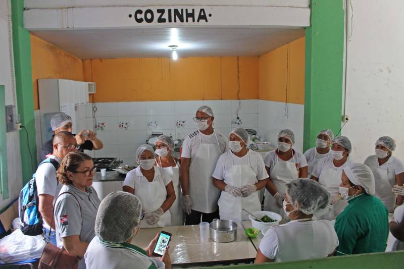A pizza de talos e o bolo de banana fizeram parte do cardápio do último dia do curso de alimentação alternativa e reaproveitamento de alimentos (foto), nessa sexta-feira (27), no Bairro Curió-Utinga, em Belém. O curso faz parte do Projeto Cozinha Sustentável e foi realizado no Centro Comunitário da Passagem Cruzeiro Unidos com o Pantanal, por meio de parceria entre o Núcleo de Articulação e Cidadania (NAC) e a Empresa de Assistência Técnica e Extensão Rural do Estado do Pará (Emater). O objetivo da capacitação é oportunizar a inclusão socioprodutiva para pessoas em situação de vulnerabilidade social, com a produção de alimentos, contribuindo para a gestão autônoma de geração de renda em ações que priorizam o empreendedorismo individual para o desenvolvimento da economia local.
FOTO: RUAN MORAES / ASCOM NAC
DATA: 27.04.2018
BELÉM - PARÁ <div class='credito_fotos'>Foto: Ascom NAC | <a href='/midias/2018/originais/8ef77a1c-68fd-49b2-85ba-75d61493a2d2.jpg' download><i class='fa-solid fa-download'></i> Download</a></div>