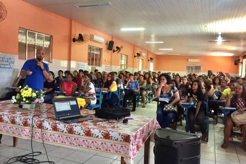 Mais um final de semana com aulões do Pro Paz Enem no interior do Pará. Desta vez, a equipe de professores chegou aos municípios de Baião, Rondon do Pará e Soure, com participação efetiva de jovens e estudantes da região.
FOTO: ASCOM PRO PAZ
DATA: 10.06.2018 <div class='credito_fotos'>Foto: ASCOM PRO PAZ | <a href='/midias/2018/originais/8efe93cc-81a6-4a67-b4aa-33d397dbade6.jpg' download><i class='fa-solid fa-download'></i> Download</a></div>