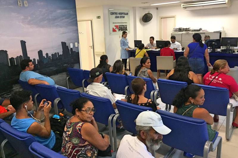 Com o inverno amazônico chegam as doenças oportunistas, entre elas, a gripe, transmitida pelo vírus Influenza. Cuidados simples podem ser fundamentais para evitar a doença, especialmente, em idosos que tendem a sofrer mais com a incidência de viroses e com os sintomas típicos como dores na garganta, tosse e coriza, como alerta a geriatra do Hospital Jean Bitar (HJB), Laiane Dias.
FOTO: ASCOM HJB
DATA: 14.01.2018
BELÉM - PARÁ <div class='credito_fotos'>Foto: ASCOM HJB | <a href='/midias/2018/originais/8f00ff50-9439-4578-8357-63a1cf323c9b.jpg' download><i class='fa-solid fa-download'></i> Download</a></div>