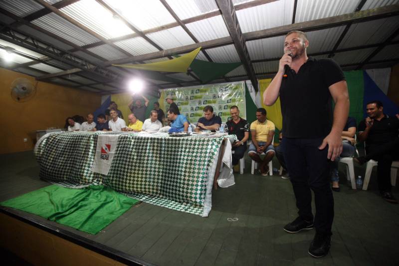 O município de São Francisco do Pará recebeu, neste sábado (30), uma ordem de serviço para o asfaltamento de 5 quilômetros de suas ruas, um investimento de quase R$ 2 milhões. A ação é uma realização do Governo do Estado, por meio da Secretaria de Estado de Desenvolvimento Urbano e Obras Públicas (Sedop), e tem a parceria da Assembleia Legislativa do Estado (Alepa) e da prefeitura do município beneficiado. O evento de entrega ocorreu de 18h às 20h, no Centro de Referência e Assistência Social (Cras) da cidade. A iniciativa faz parte de uma ação maior, já realizada em Viseu, Augusto Corrêa, Tracuateua, Bonito, Floresta do Araguaia, Curionópolis, São João da Ponta, Curuçá, Terra Alta, Sapucaia, Redenção, Capanema, Bragança, São Domingos do Capim e outros municípios. Nos 14 municípios citados, foram destinados mais de R$ 42 milhões para a pavimentação asfáltica em cerca de 95 quilômetros. Na foto, o prefeito de São Francisco do Pará, professor Marcos César.
FOTO: SIDNEY OLIVEIRA / AG. PARÁ
DATA: 30.06.2018
SÃO FRANCISCO - PARÁ <div class='credito_fotos'>Foto: Sidney Oliveira/Ag. Pará | <a href='/midias/2018/originais/8f038961-3dec-4b99-b3a9-b0351e72b31d.jpg' download><i class='fa-solid fa-download'></i> Download</a></div>