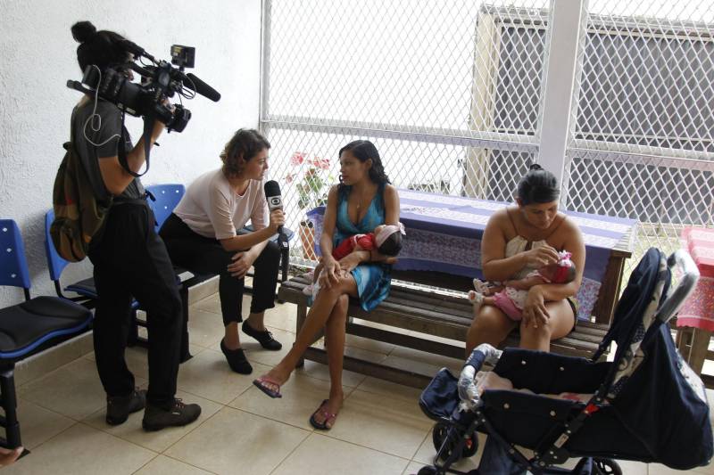 Uma equipe do programa Profissão Repórter, da TV Globo, acompanhou todo o processo de separação entre Tayná e sua bebê, dentro da Unidade Materno Infantil. A repórter Mayara Teixeira e sua equipe ficaram uma semana na unidade, acompanhando e registrando todo o processo de separação de mãe e filha. Além de Tayná, a equipe também ouviu relatos das outras internas custodiadas no local (foto), para mostrar como é o dia a dia de quem vive dentro de uma unidade materno infantil.
FOTO: AKIRA ONUMA / ASCOM SUSIPE
DATA: 16.05.2018
BELÉM - PARÁ <div class='credito_fotos'>Foto: Akira Onuma / Ascom Susipe | <a href='/midias/2018/originais/8f069cc4-24b6-4bce-85ec-31aa31576a37.jpg' download><i class='fa-solid fa-download'></i> Download</a></div>