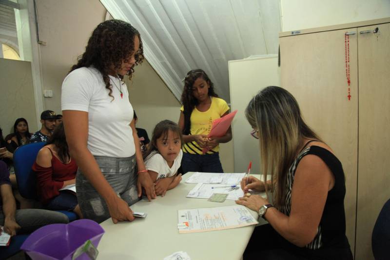 Com palestras, emissão de documentos, apresentações culturais, oficinas e exposições, o Dia D da Cidadania com Síndrome de Down trouxe uma programação diversificada e educativa sobre a questão das pessoas com deficiência intelectual, na manhã desta quinta-feira, 22, na Secretaria de Estado de Justiça e Direitos Humanos (Sejudh).
FOTO: WAGNER ALMEIDA / ASCOM SEJUDH
DATA: 22.03.2018
BELÉM - PARÁ <div class='credito_fotos'>Foto: Wagner Almeida/ Ascom Sejudh | <a href='/midias/2018/originais/8f07243e-7f30-4084-9e0d-5fe3da757d80.jpg' download><i class='fa-solid fa-download'></i> Download</a></div>
