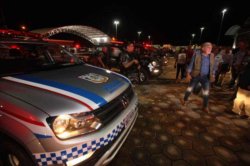 O Governador do Estado, Simão Jatene, também entregou para a região mais de 90 viaturas (foto) , 65 caminhonetes e 27 carros utilitários (pálios weekend), com destaque para duas da patrulha rural e uma para ronda escolar específica para Marabá. O Secretário de Estado de Segurança Pública, Luiz Fernandes, ressaltou que os veículos vão substituir a frota nas regiões sul e sudeste. “Surgiu uma demanda do policiamento rural, e já uma semana depois, por determinação do governador, já trouxemos as viaturas e já temos o policiamento disponível para fazer esse patrulhamento, que vai iniciar na região sudeste, mas se estenderá para a região sul e nordeste do estado. Hoje estamos substituindo toda a frota de veículos da região sul e sudeste, além disso o governador determinou onde tiver policiamento vai ter uma viatura, e já foi apresentado para a região os novos policiais que tomaram posse, nós não temos mais nenhum município sem delegado”, pontuou. Outras conquistas citada pelo Secretário da SEGUP foi o aumento do Núcleo de Apoio à Investigação e a criação de um conselho regional para acompanhar as ações de segurança pública. FOTO: SIDNEY OLIVEIRA / AG. PARÁ DATA: 06.04.2018 MARABÁ - PARÁ <div class='credito_fotos'>Foto: Sidney Oliveira/Ag. Pará | <a href='/midias/2018/originais/8f10f3f9-40a4-443d-af07-c2a5887e9651.jpg' download><i class='fa-solid fa-download'></i> Download</a></div>