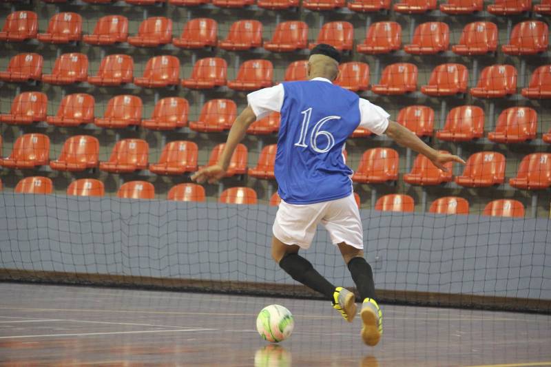 Mais de 60 adolescentes e jovens em cumprimento de medida socioeducativa no Pará conheceram as instalações da Arena Guilherme Paraense (o Mangueirinho), em Belém. O espaço recebeu os internos para o encerramento da II Olimpíada de Inverno da Socioeducação, evento criado com o objetivo de proporcionar atividades de esporte e cultura aos adolescentes em cumprimento de medida socioeducativa no Estado, além de promover o espírito esportivo e garantir maior integração entre os internos. A Arena sediou as finais do futsal feminino e masculino, além de apresentações culturais que marcaram o encerramento da atividade promovida pela Fundação de Atendimento Socioeducativo do Pará (Fasepa), por meio do Projeto Ressignificando Caminhos na Socioeducação.
FOTO: ALBERTO PASSOS / ASCOM FASEPA
DATA: 28.03.2018
BELÉM - PARÁ <div class='credito_fotos'>Foto: ALBERTO PASSOS/ ASCOM FASEPA | <a href='/midias/2018/originais/8f1bcf4d-4d34-4889-97c5-643699d28e5f.jpg' download><i class='fa-solid fa-download'></i> Download</a></div>