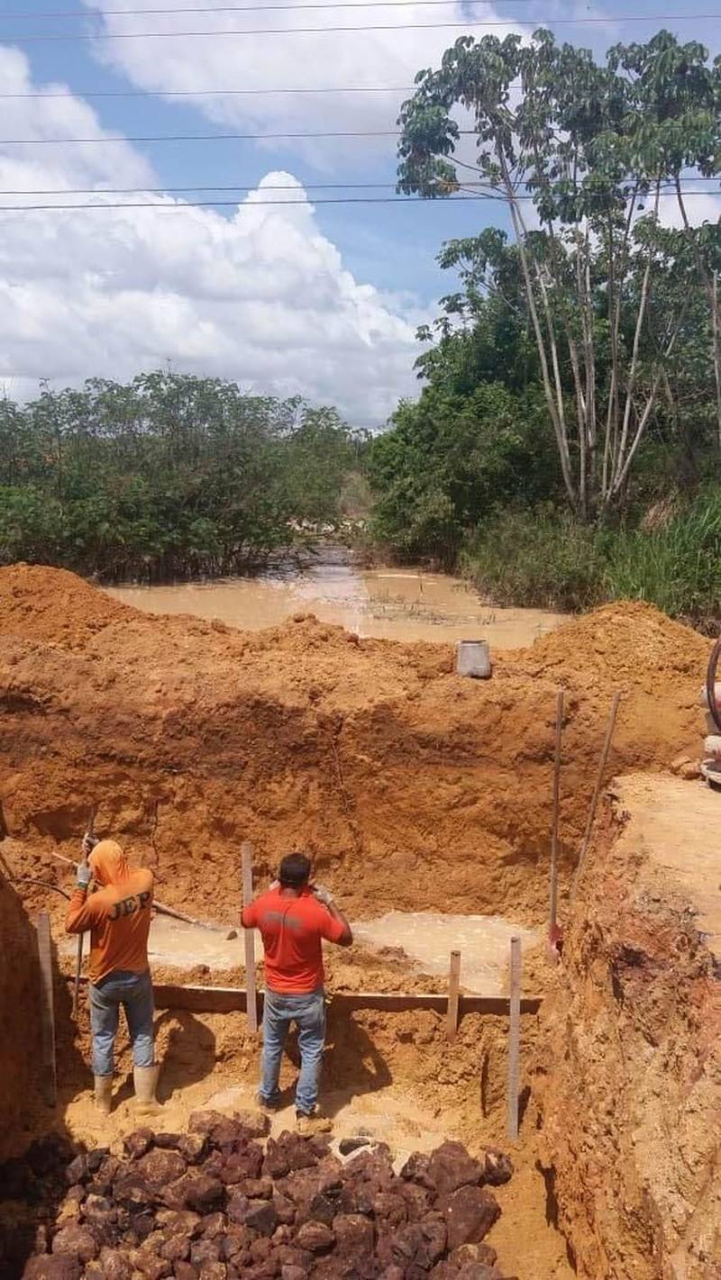 A Secretaria de Estado de Transportes (Setran) informa que os serviços de recuperação (foto) da Rodovia PA-256, no acesso ao município de Paragominas, estão em fase de conclusão. No início do mês, em decorrência das fortes chuvas na região, um trecho da rodovia foi afetado pela erosão. De acordo com informações do Chefe do 7º Núcleo, Wallace Gaspar, foi realizada a recomposição do terreno em declive (talude) e do acostamento da via. “Para evitar nova erosão do talude, foi construída uma caixa de concreto armado para vencer um desnível de 5 metros, que receberá a água da chuva. Isso vai evitar que a pista seja invadida por ela. Também foi construída uma linha dupla de bueiros com 1 metro de diâmetro, cada”, informou.

FOTO: ASCOM / SETRAN
DATA: 18.12.2018
PARAGONINAS - PARÁ <div class='credito_fotos'>Foto: ASCOM SETRAN   |   <a href='/midias/2018/originais/8f25cab7-e495-4cc9-a530-ed177a59f147.jpg' download><i class='fa-solid fa-download'></i> Download</a></div>