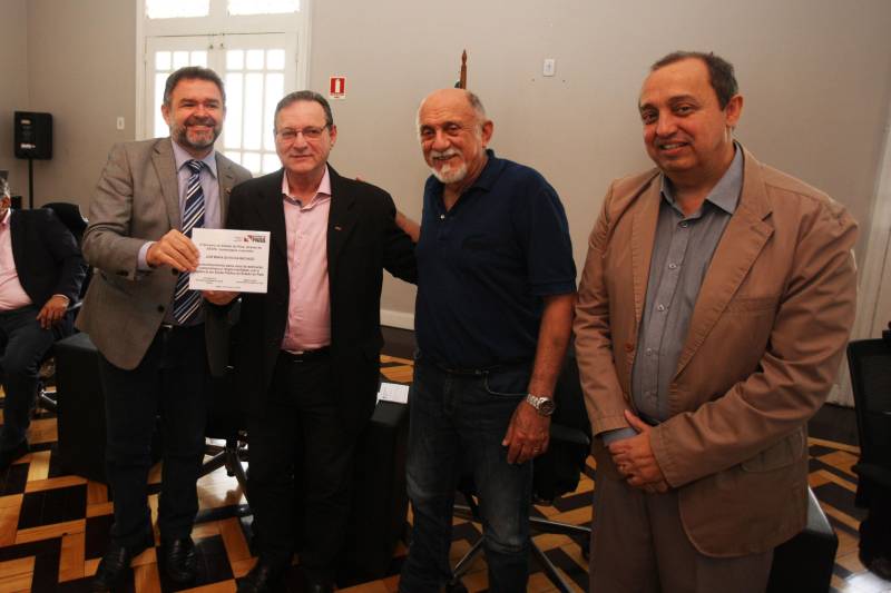 Quase R$ 2 milhões em equipamentos para o combate a malária no Pará foram distribuídos, nesta quarta-feira (7), em cerimônia no Palácio do Governo, em Belém. No total 38 microscópios, 21 motocicletas e 9 caminhonetes foram entregues, pelo governador Simão Jatene, a representantes de 11 municípios beneficiados, de diferentes regiões do Pará. Na ocasião, o governo também homenageou servidores estaduais que atuam há mais de 30 anos no combate a endemias e dedicaram anos de profissionalismo, compromisso e responsabilidade com o trabalho na Vigilância em Saúde Pública do Estado do Pará.
FOTO: ANTÔNIO SILVA / AG. PARÁ
DATA: 07.03.2018
BELÉM - PARÁ
<div class='credito_fotos'>Foto: Antônio Silva/Ag. Pará | <a href='/midias/2018/originais/8f2ae582-4b1d-4988-af1a-05b39222792a.jpg' download><i class='fa-solid fa-download'></i> Download</a></div>