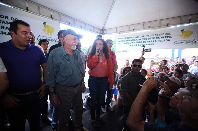 Também foram entregues nesta segunda (25) obras no distrito de Serra Pelada, em Curionópolis, sudeste do Estado. Uma das inaugurações foi a da Escola Estadual de Ensino Médio Joaquina Diamantina. A unidade de ensino teve investimento de R$ 220 mil em serviços nas redes elétrica e hidráulica, além de pintura, melhoria do forro e cobertura, assim como parte do piso, muro e calçada. Fundada em 1989, a escola foi praticamente reconstruída para atender com qualidade os 232 estudantes, nos turnos da tarde e à noite. São três salas de aula; bloco administrativo (sala da direção, sala dos professores e secretaria); uma copa cozinha, uma dispensa para armazenamento de alimentos da merenda escolar e banheiros masculino, feminino e de pessoa com deficiência (PCD). Em Curionópolis, o governador também entregou a pavimentação asfáltica de quatro quilômetros de vias urbanas, uma parceria com a Prefeitura de Curionópolis, dentro do Programa Asfalto na Cidade. Para esta obra, foram destinados R$ 1,7 milhão, que incluem serviços em terra, sub-base e base, pavimentação em CBUQ (Concreto Betuminoso Usinado a Quente) de três centímetros de espessura, meio-fio de concreto com lâmina d’água e sinalização horizontal. Curionópolis é um dos 99 municípios paraenses que assinaram com o governo o Termo de Asfalto, sendo que 33 já iniciaram as obras. Somados, os termos garantirão 529,6 km de pavimentação de vias urbanas – um investimento total de quase R$ 255 milhões do Tesouro Estadual.
FOTO: THIAGO GOMES / AG. PARÁ
DATA: 25.06.2018
CURIONÓPOLIS - PARÁ <div class='credito_fotos'>Foto: Thiago Gomes /Ag. Pará | <a href='/midias/2018/originais/8f2c77af-c33c-4b57-8595-52163492680e.jpg' download><i class='fa-solid fa-download'></i> Download</a></div>