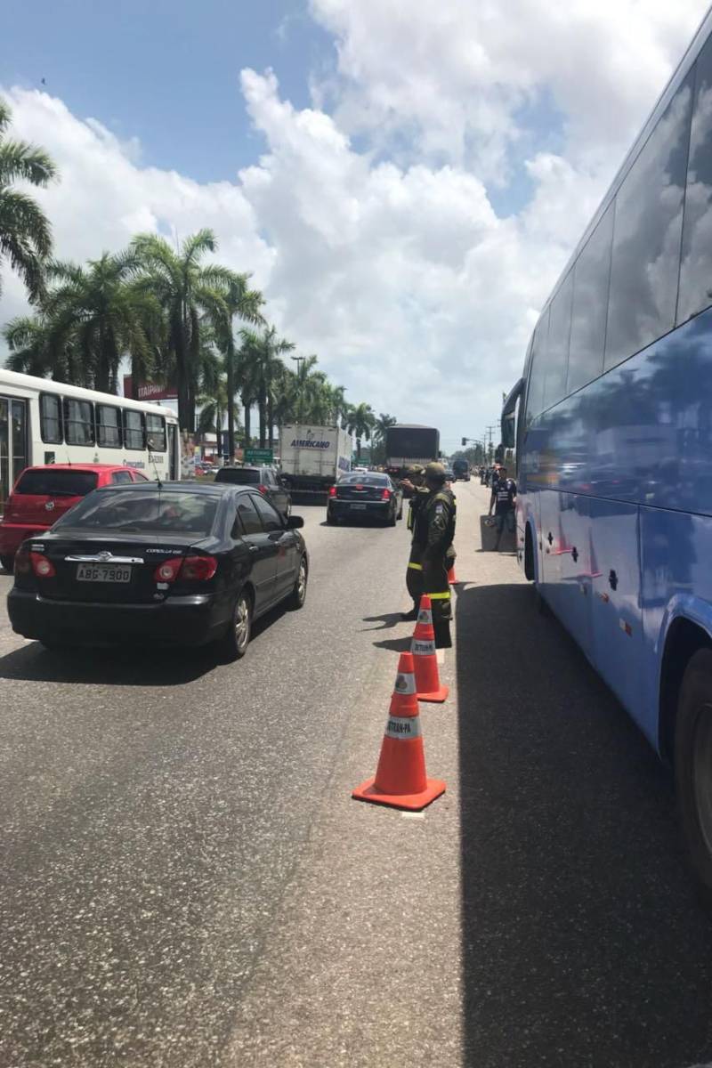 Para garantir maior segurança e tranquilidade no retorno à Região Metropolitana de Belém no feriado prolongado, o governo do Estado adotará uma medida inédita na Rodovia BR-316: a inversão de uma faixa, em sete quilômetros, no sentido de saída da capital, nesta terça-feira (13), das 16 às 22 h, e na quarta-feira (14), das 06 às 14 h. A medida visa permitir a fluidez do tráfego de veículos entre o KM-13, no município de Marituba, próximo ao Instituto de Ensino de Segurança Pública (Iesp), e o KM-06, no município de Ananindeua, no retorno após o posto de serviço da Polícia Rodoviária Federal.
FOTO: ASCOM / NGTM
DATA:13.02.2018
BELÉM - PARÁ <div class='credito_fotos'>Foto: ASCOM NGTM | <a href='/midias/2018/originais/8f329292-b20c-48fa-86fd-f609ba469b0f.jpg' download><i class='fa-solid fa-download'></i> Download</a></div>