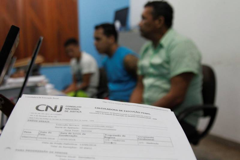 Mais de 170 presos custodiados no Centro de Recuperação Regional de Mocajuba (CRRMOC), localizado na região do Baixo Tocantins, começaram a receber, nesta quarta-feira (28), atendimento técnico-jurídico na unidade prisional. A ação é uma iniciativa da Diretoria de Execução Criminal (DEC), da Superintendência do Sistema Penitenciário do Estado (Susipe), e começou na terça-feira, 27, e irá até esta quinta-feira (01.03). O objetivo é atender a demanda de processos dos internos e fazer a atualização do Levantamento Nacional de Informações Penitenciárias (Infopen).
FOTO: AKIRA ONUMA / ASCOM SUSIPE
DATA: 28.02.2018
BELÉM - PARÁ
<div class='credito_fotos'>Foto: Akira Onuma / Ascom Susipe | <a href='/midias/2018/originais/8f3f464a-dc31-4224-b9d7-17f090a22a78.jpg' download><i class='fa-solid fa-download'></i> Download</a></div>