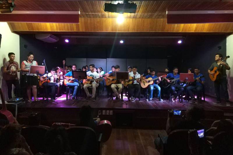 O Projeto Música e Cidadania, da Fundação Carlos Gomes, apresentou no final da manhã desta quarta-feira, 20, na sala Ettore Bosio, auditório onde ocorrem os recitais de alunos e professores do Instituto Estadual Carlos Gomes, um recital denominado "Nossa Música".

FOTO: ASCOM FCG
DATA: 20.06.2018
BELÉM - PARÁ <div class='credito_fotos'>Foto: ASCOM FCG   |   <a href='/midias/2018/originais/8f3f4d53-8962-4c5b-92d0-348f46242091.jpg' download><i class='fa-solid fa-download'></i> Download</a></div>