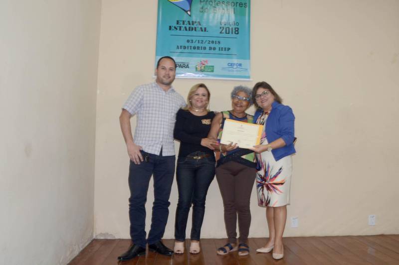 Em 2015, a Secretaria de Estado de Educação (Seduc) criou o Centro de Formação dos Profissionais da Educação Básica do Estado do Pará (CEFOR), com a perspetiva de apropriação das metodologias formativas e de transferência de tecnologia. Nesta segunda-feira (3), o Centro comemorou (foto) os quatro anos de criação durante cerimônia realizada no Instituto de Educação Estadual do Pará (IEEP), prédio histórico que abriga o CEFOR. Participaram da ocasião professores, formadores, a secretária de Educação do Estado, Ana Cláudia Serruya Hage e o secretário Adjunto de Ensino, José Roberto da Silva.

 FOTO: RAI PONTES / ASCOM SEDUC
DATA: 04.12.2018
BELÉM - PARÁ <div class='credito_fotos'>Foto: Rai Pontes/Ascom Seduc   |   <a href='/midias/2018/originais/8f4cea5c-2ea1-4bf1-8474-9f3b628cad9b.jpg' download><i class='fa-solid fa-download'></i> Download</a></div>