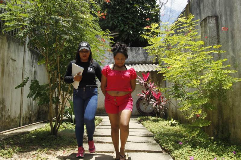 Depois de um longo abraço, Tayná (foto) entregou a bebê para a sua avó. Muito emocionada, ela se despediu da criança e das outras detentas e foi levada por agentes penitenciários em uma viatura da Susipe de volta ao Centro de Recuperação Feminino, em Ananindeua, onde ficará à disposição da Justiça. A pequena Eloá seguiu com a avó em um carro do Conselho Tutelar até o município de São Caetano de Odivelas, onde irá morar.
FOTO: AKIRA ONUMA / ASCOM SUSIPE
DATA: 16.05.2018
BELÉM - PARÁ <div class='credito_fotos'>Foto: Akira Onuma / Ascom Susipe | <a href='/midias/2018/originais/8f4e3944-d043-4dd6-9e27-c151488a4f2d.jpg' download><i class='fa-solid fa-download'></i> Download</a></div>