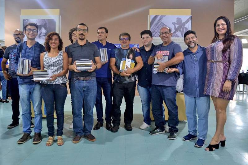 A Fundação Cultural do Pará (FCP) - por meio do Edital “Prêmios Literários”, um dos produtos do Programa Seiva de incentivo à Arte e à Cultura – recebeu, no final da manhã desta quinta-feira (10), 15 artistas contemplados pelo edital. O Prêmio tem como objetivo incentivar, valorizar e dar visibilidade às atividades literárias desenvolvidas em diversas regiões do Brasil, em especial no Pará. Eles foram premiados na edição de 2016 e agora terão o lançamento no próximo mês de junho. Os autores (foto) receberam os livros a serem lançados na XXII Feira Pan-Amazônica do Livro, no período de 1 a 10 de junho. A entrega das obras foi feita pela presidente da FCP, Dina Oliveira e demais diretores em uma cerimônia no auditório da Biblioteca Arthur Vianna. No Edital Prêmios Literários são premiadas obras literárias inéditas escritas em língua portuguesa em diversas categorias como romance, dramaturgia, poesia e literatura infanto-juvenil em todo o território nacional.
FOTO: ASCOM / FCP
DATA: 10.05.2018
BELÉM - PARÁ <div class='credito_fotos'>Foto: ASCOM FCP | <a href='/midias/2018/originais/8f4e4c27-f715-4cb6-ab00-3789ad76c5ac.jpg' download><i class='fa-solid fa-download'></i> Download</a></div>