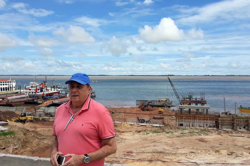 A atual gestão do Governo do Estado vai encerrar 2018 com quase R$ 100 milhões de investimentos em obras portuárias, sob a responsabilidade da Companhia de Portos e Hidrovias (CPH), em 18 municípios paraenses. Somente na área urbana de Santarém, na região Oeste, são mais de R$ 60 milhões na construção do novo terminal. A obra segue de acordo com o cronograma estabelecido e a expectativa é que depois de pronta possa melhorar significativamente o transporte de cargas e, sobretudo, oferecer condições seguras e com acessibilidade a todos os passageiros que utilizam o modal hidroviário. Na foto, o presidente da CPH, Haroldo Bezerra.

FOTO: SAMUEL ALVARENGA / AG. PARÁ
DATA: 15.12.2018
SANTARÉM - PARÁ <div class='credito_fotos'>Foto: SAMUEL ALVARENGA/AG.PARÁ   |   <a href='/midias/2018/originais/8f50b2fb-ff5b-448d-b1a8-02c962a531e4.jpg' download><i class='fa-solid fa-download'></i> Download</a></div>