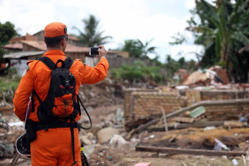 Passados dois dias da enxurrada que destruiu casas e obrigou pessoas a saírem de seus locais de moradia em Paragominas, Governo do Estado e Prefeitura continuam os trabalhos para atender as famílias afetadas, reconstruir o que ficou destruído e restabelecer a situação de normalidade no município. Desde a manhã da última quinta-feira (12), equipes da Defesa Civil intensificam as ações nos bairros atingidos. Na foto, o capitão Rangel Valois.
FOTO: SIDNEY OLIVEIRA / AG. PARÁ
DATA: 14.04.2018
PARAGOMINAS - PARÁ <div class='credito_fotos'>Foto: Sidney Oliveira/Ag. Pará | <a href='/midias/2018/originais/8f51a4c0-51d6-4c10-8312-ec95688c47b3.jpg' download><i class='fa-solid fa-download'></i> Download</a></div>