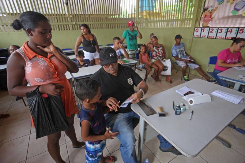 Aos 22 anos, Cláudio Cardoso está desempregado e procura um trabalho para sustentar o filho. Neste domingo (11) ele aproveitou a presença da Caravana Pro Paz no município de Barcarena, distante 15 quilômetros da capital, para retirar seus documentos e até aproveitou para cortar os cabelos. Na segunda-feira (12) pretende sair em busca de um emprego. Ele é um dos mil beneficiados pelos atendimentos feitos na cidade pela Caravana Pro Paz, uma ação do Governo do Pará, que busca garantir o acesso da população mais carente a serviços de atenção às necessidades básicas do cidadão, como atendimentos médicos, exames, vacinação, entre outros, com ações de mobilização em diversas regiões e municípios, a fim de fortalecer a cidadania paraense. “Os documentos e aparências são muito importantes para conseguir um trabalho, por isso estou aproveitando para fazer tudo para na segunda-feira continuar procurando emprego”, comentou Claudio. Ele está separado e quer encontrar um trabalho para sustentar o filho. A Caravana Pro Paz está iniciando os trabalhos em 2018 por Barcarena, nas comunidades de Vila Nova, Bom futuro e Burajuba afetadas pelo transbordamento de rejeitos da Hydro Alunorte, no início deste mês. Os serviços de retirada de documentos (Certidão de Nascimento, RG, Registro Social, ID Jovem), atendimento médico (pediatria, ginecologia e clínica geral), consulta jurídica, exames vacinas e cortes de cabelo foram ofertados em parceria com a Prefeitura do município.
FOTO: IGOR BRANDÃO / AG PARÁ
DATA: 11.03.2018
BARCARENA - PARÁ <div class='credito_fotos'>Foto: IGOR BRANDÃO / AG. PARÁ | <a href='/midias/2018/originais/8f51f3e7-f06a-4dfb-a592-3a30ebb3689d.jpg' download><i class='fa-solid fa-download'></i> Download</a></div>