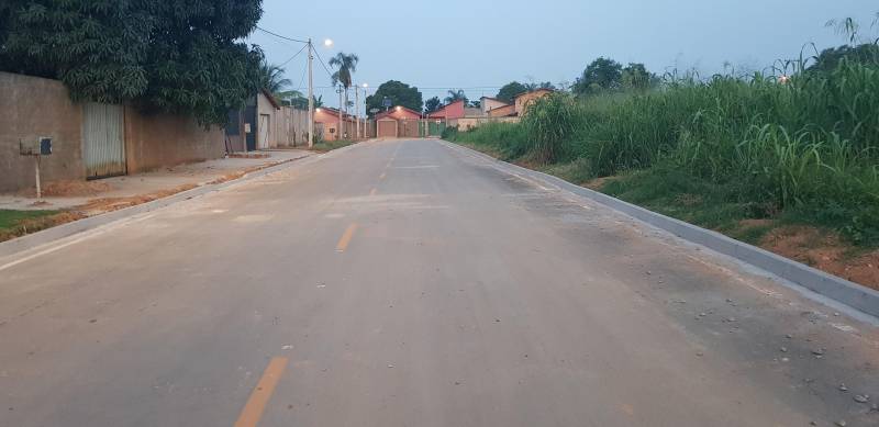 A comitiva esteve ainda em São Félix do Xingu, município que recebeu nove quilômetros e meio de asfalto em vias urbanas. Maria e Cláudia Rodrigues, que moram na Avenida Paraná, agora deixaram no passado os transtornos com a poeira. “Era um sonho esse asfalto. Tinha muita poeira. Tinha que limpar a casa de manhã e de tarde. Agora tá gostoso ficar aqui”, disse Maria. Também foram asfaltados 2,4 km de vias dentro do Parque de Exposição de São Félix do Xingu. Segundo o presidente do Sindicato dos Produtores Rurais do município, Arlindo Laureano (conhecido como Nenzinho), “isso aqui é de grande importância, porque São Félix tem o maior rebanho bovino do Pará, e no parque sem asfalto, devido à chuva, o povo ficava ou no lamaçal ou na poeira. Isso beneficia a população e os estandes de vendas nas feiras”.
FOTO: KÉLIA SANTOS / ASCOM CRGSP
DATA: 24.10.2018
SÃO FÉLIX DO XINGU - PARÁ <div class='credito_fotos'>Foto: KÉLIA SANTOS / ASCOM CRGSP | <a href='/midias/2018/originais/8f572f18-a05b-4809-afda-2dc212a7faf9.jpg' download><i class='fa-solid fa-download'></i> Download</a></div>