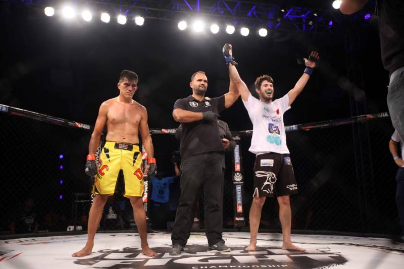 O mundo do MMA conheceu neste sábado os novos guerreiros paraenses. Dos 34 lutadores que entraram no octógono do Jungle Fight 93, 31 representaram o estado. Destaque para Ivanildo Monstrinho e Francisco Figueiredo, que conquistaram os cinturões interinos das categorias 57kg e 61kg, respectivamente, diante do público que lotou o Centro de Convenções da Amazônia – Hangar, com apoio da Secretaria de Estado de Esporte e Lazer.
FOTO: THIAGO GOMES / AG. PARÁ
DATA: 28.04.2018
BELÉM - PARÁ <div class='credito_fotos'>Foto: Thiago Gomes /Ag. Pará | <a href='/midias/2018/originais/8f5bb8b1-8b20-4c19-824a-822a42ddd431.jpg' download><i class='fa-solid fa-download'></i> Download</a></div>