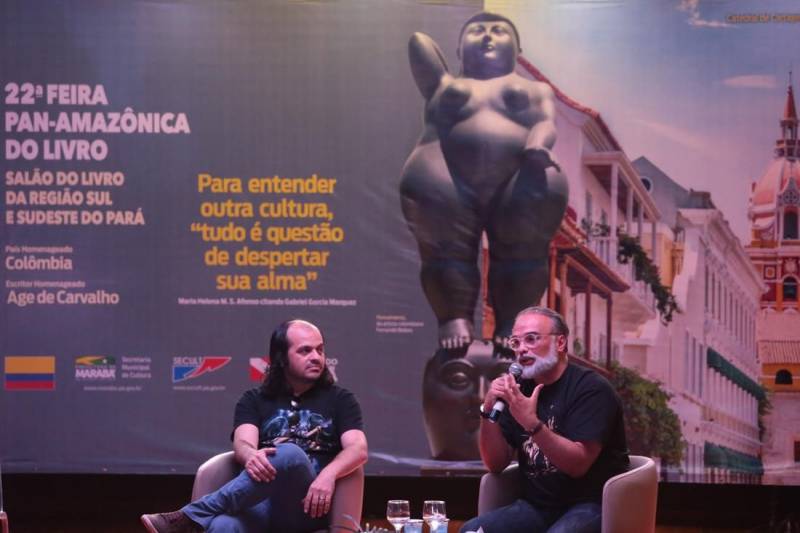 O público do I Salão do Livro do Sul e Sudeste do Pará (foto), que segue até o próximo dia 6, no Carajás Centro de Convenções, tem superado as expectativas, segundo a Associação Nacional de Livrarias. O número de visitantes vem crescendo, especialmente pela presença constante de estudantes. No quarto dia, alunos das redes municipal e estadual de ensino deram início à programação na Arena das Artes com apresentações culturais. A Escola Estadual Heloisa de Castro, localizada no núcleo Cidade Nova, em Marabá, mostrou um espetáculo sobre as Danças Circulares, projeto desenvolvido pela professora Rosilene Barros. “Eu conheci e me apaixonei pela dança circular porque as pessoas se seguram umas nas outras. Na dança não existem diferenças sociais: não existe preto, branco, lavrador, índio, pobre, negro, sexualidade, isso me chamou muita atenção. Então, fiz uma mistura, a apresentação é uma aula de valores, trago isso para os alunos, instigo eles a serem críticos”, disse.
FOTO: ELZA LIMA
DATA: 30.04.2018
MARABÁ - PARÁ <div class='credito_fotos'>Foto: ELZA LIMA | <a href='/midias/2018/originais/8f5d9dee-c6c6-4409-8732-60b370424ca6.jpg' download><i class='fa-solid fa-download'></i> Download</a></div>